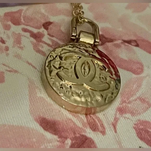 CHANEL Zipper Pull - Picture 2 of 4